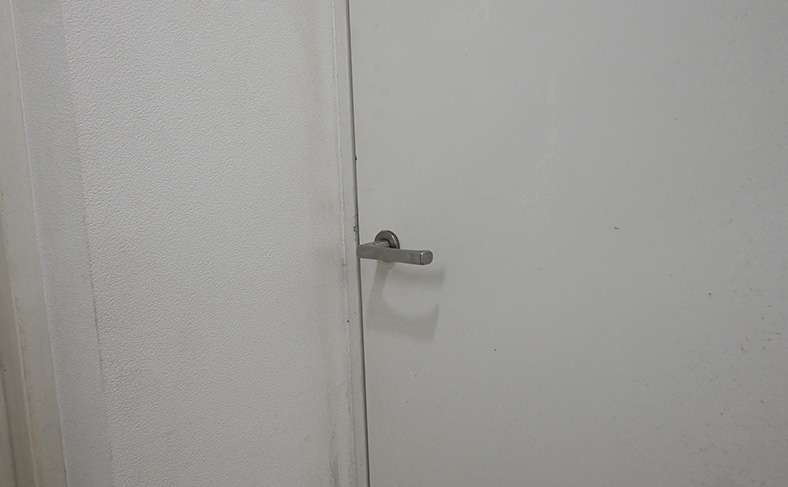鍵を後付けするドアの確認
